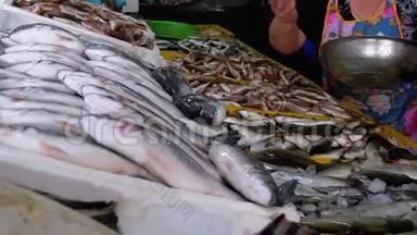 女售货员在街鱼市场卖新鲜海冰鱼. <strong>海鲜店</strong>展